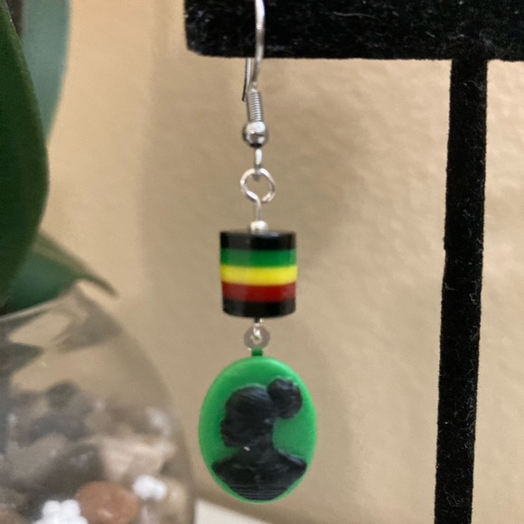 Cameo Earrings - African American Woman - Picture 3 of 4